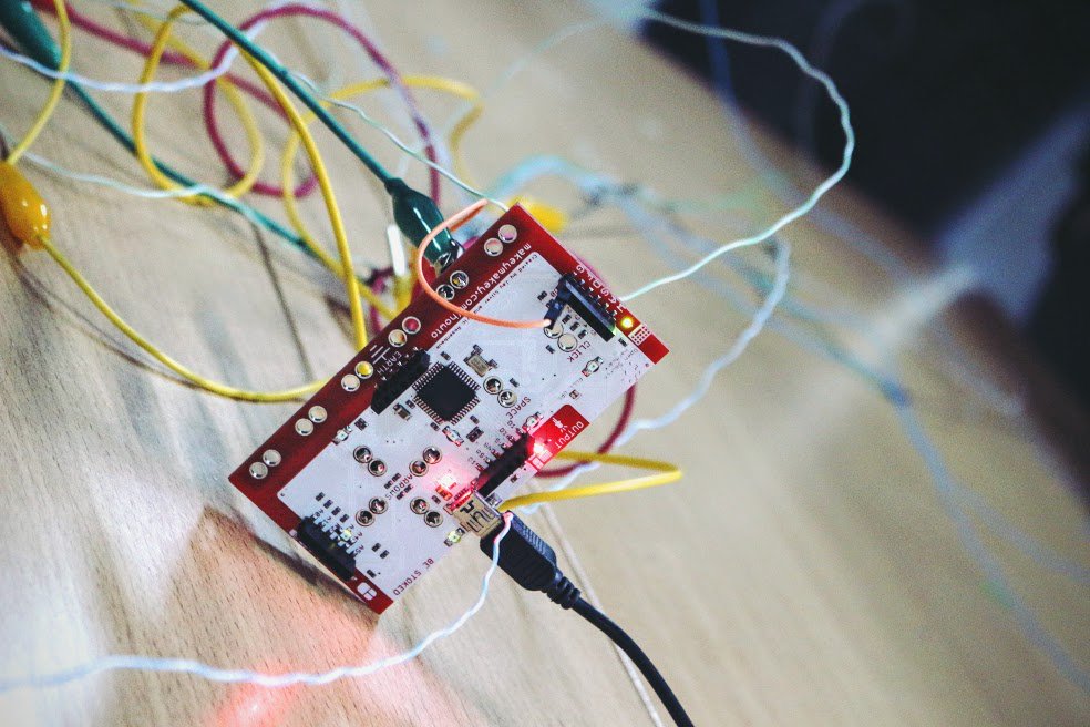 CJSMtweets's tweet photo. #MakeyMakey Workshop with Alex form @WoMa_Paris la fabrique de quartier #FabLabSolidaire powered by @FondationOrange https://t.co/cEEyBMepXX