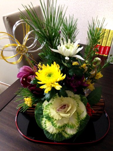 「母が正月用の花を生けて持ってきてくれたので、ぼちぼち飾りつけて新年待機」|D・キッサン📚神作家・紫式部3巻6/23発売のイラスト