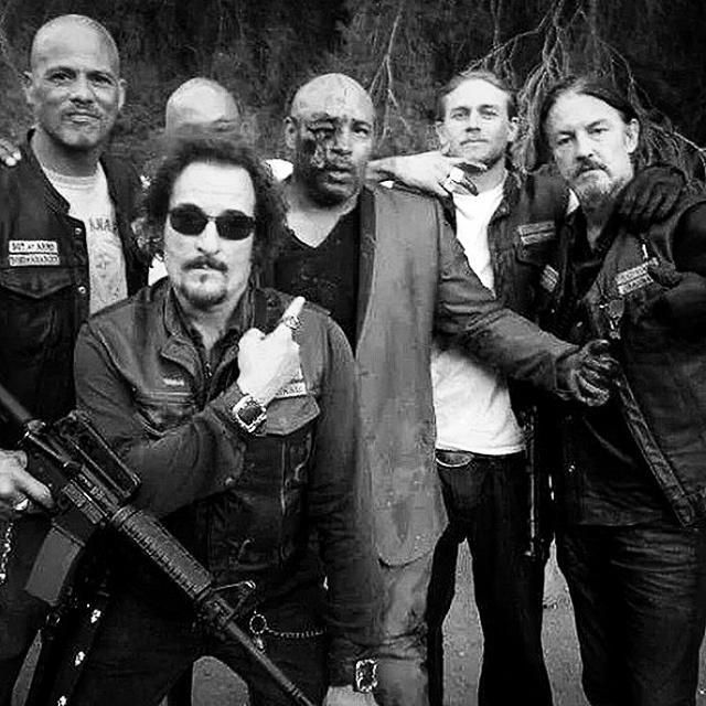 black_mamba_06's tweet image. #SOABadass We love&amp;lt;3 ;) Best SHOOOOW&amp;lt;3 #Booh! Hey, They're bikers not elves! &amp;lt;3 @TommyFlanagan @KimFCoates &amp;amp;