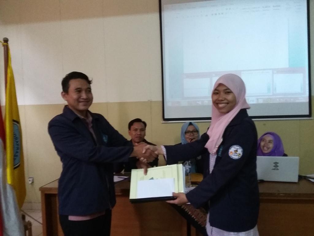 Serah terima jabatan dari koordinator lama (Dewi Wahyuningsih) kepada koordinator baru (Berlly Ardiansyah).
Selamat😊