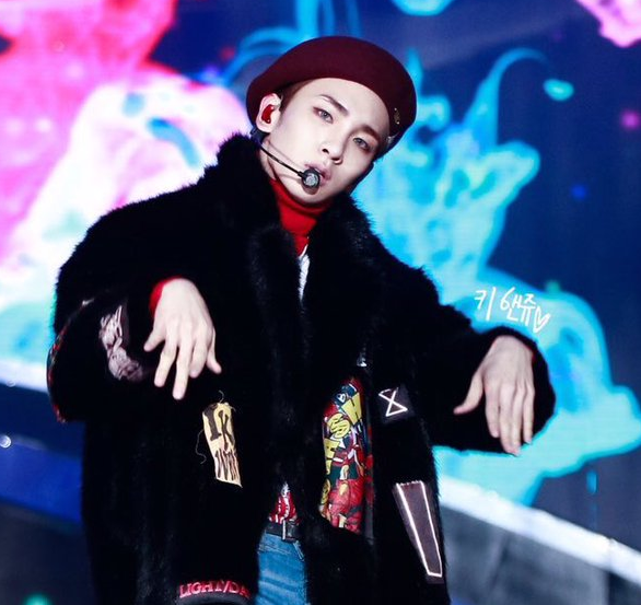 caratshinee's tweet photo. i'm pretty sure key was bambam's stylist last night #KEYBAM https://t.co/xypb8RVLY0