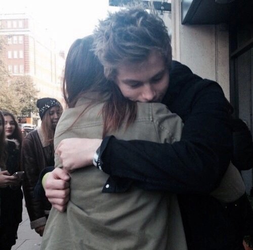 zaynsbixa's tweet photo. eu so quero sentir esse abraço nem que seja por 1 segundo #5SOSWeSupportYou https://t.co/65x78LraaL