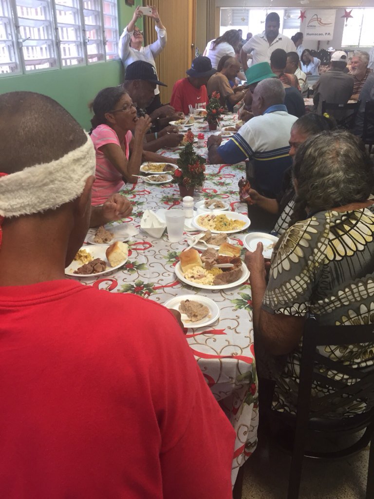 JCIPUERTORICO's tweet photo. #JCIHumacao llevo alegría, comida y artículos a deambulabtes de su pueblo. #ApoderateJCIPR #unidospodemoslograrlo https://t.co/XJYqyItSV3