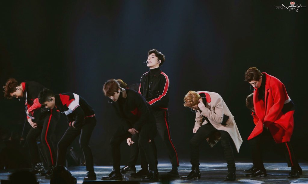 CHENlog's tweet photo. All bow down to King Jongdae https://t.co/FzEwhvSvzc