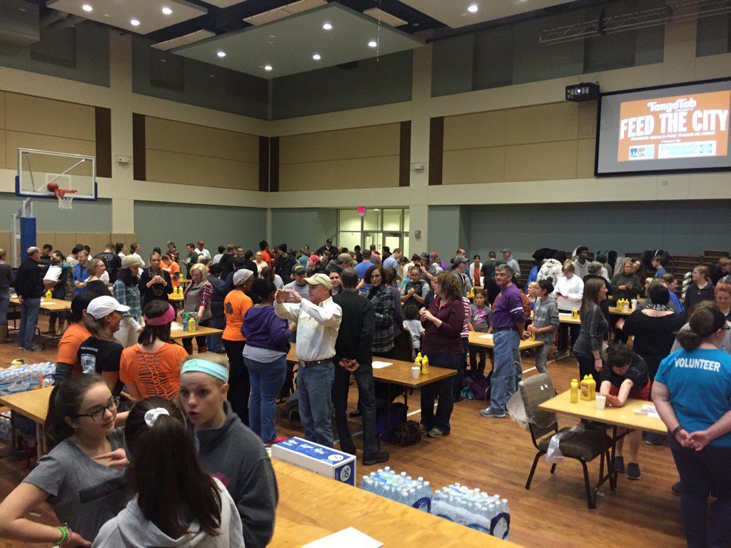BishopMcKee's tweet image. Over 250 gather @UnivParkUMC to make sandwiches for first responders. #UnionDallas #tangotab @umcNTC