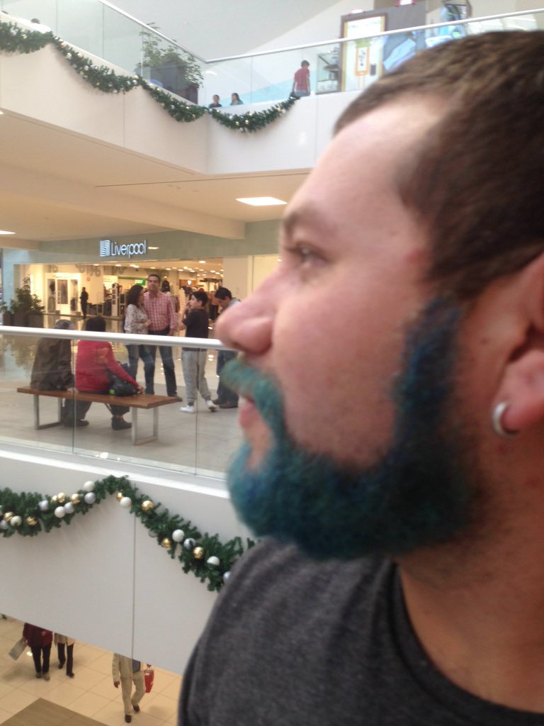 luisLURVIK's tweet photo. @todoofiest @legorretas_ partiendo plaza con su pitufi barba https://t.co/y6DtIRpoOe
