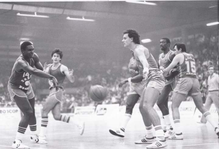 Ray Clarida, Steve Trumbo, Samuel Puente y Essie Hollis. Caja Alava Vs Forum Filatelico. Míticos.