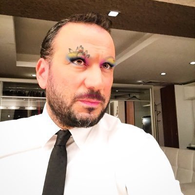 ErtemSenerrr's tweet photo. Sizce Beyaz tvde BEYAZ futbolu bu makyajlami sunsam 😀😀😀✌✌✌✌ https://t.co/kkqxLtjRFB