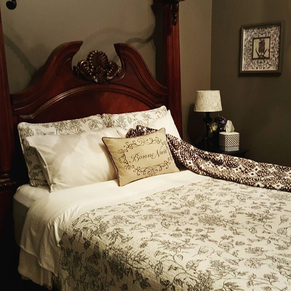 goodlifevan's tweet photo. Another jump worthy bed! @brooksideabby #brooksideinn #nomoremonkeysjumpingonthebed #abbot… https://t.co/DTScVI31fH https://t.co/iEZz5S3MVG
