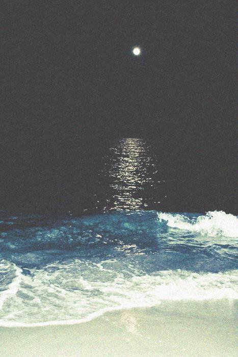 ChiIIVlbes's tweet photo. I wanna walk the beach at night 🌓🌊 https://t.co/JY58fUKnQY