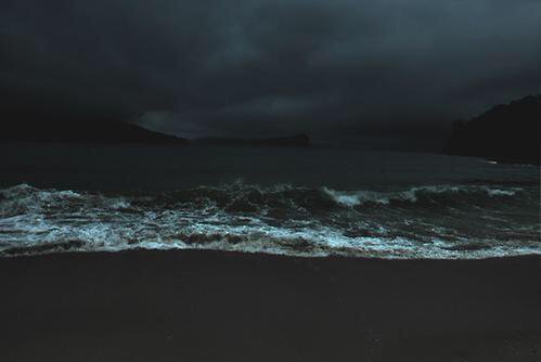 ChiIIVlbes's tweet photo. I wanna walk the beach at night 🌓🌊 https://t.co/JY58fUKnQY