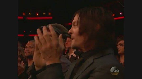 FansTWD3's tweet photo. Evento American Music Awards, 2015. @wwwbigbaldhead ♥ Precioso! https://t.co/IN96QpYjW5