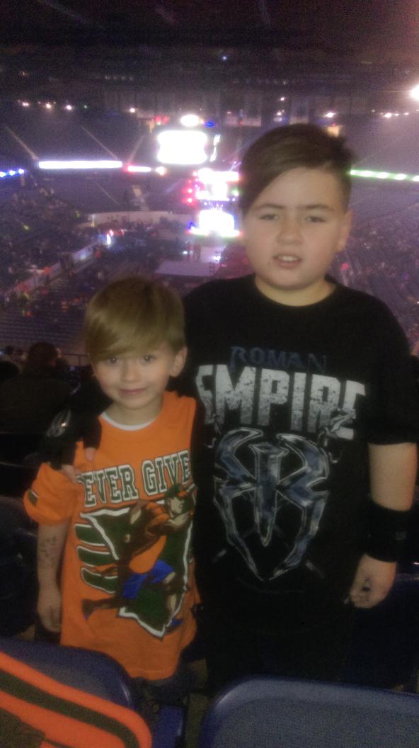 GueroGuzman1's tweet photo. Hope you kill it tonight in the chi..@WWERomanReigns we redy...#Roman empire https://t.co/qKUTP7E7Id