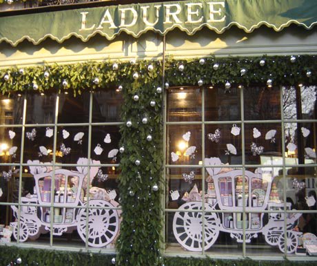 luxurytravel's tweet photo. Top 3 places in Paris if you wish to keep up with the Christmas spirit https://t.co/IyU9uYLIuk https://t.co/Zz4dylFYwR