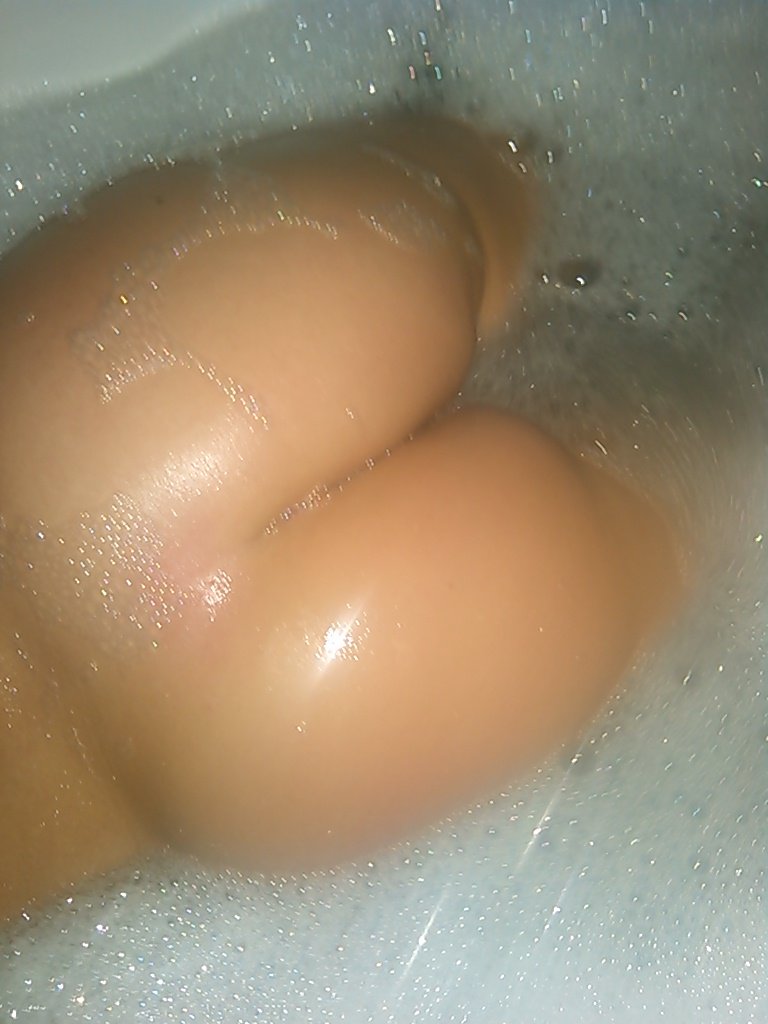 MissRight1979's tweet photo. #sexybubblebath #booty https://t.co/EFErX3gEQu