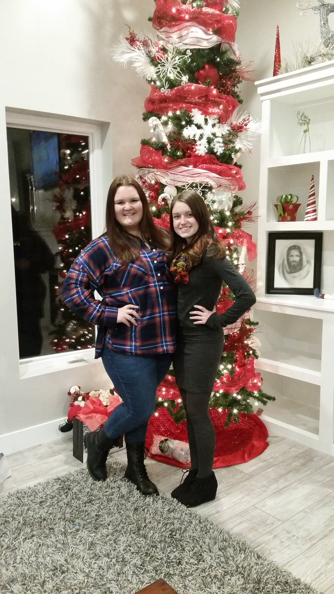 missmo1133's tweet photo. I love my girls! ❤🎄#aspyn #courtney https://t.co/jv1KRvlWIF