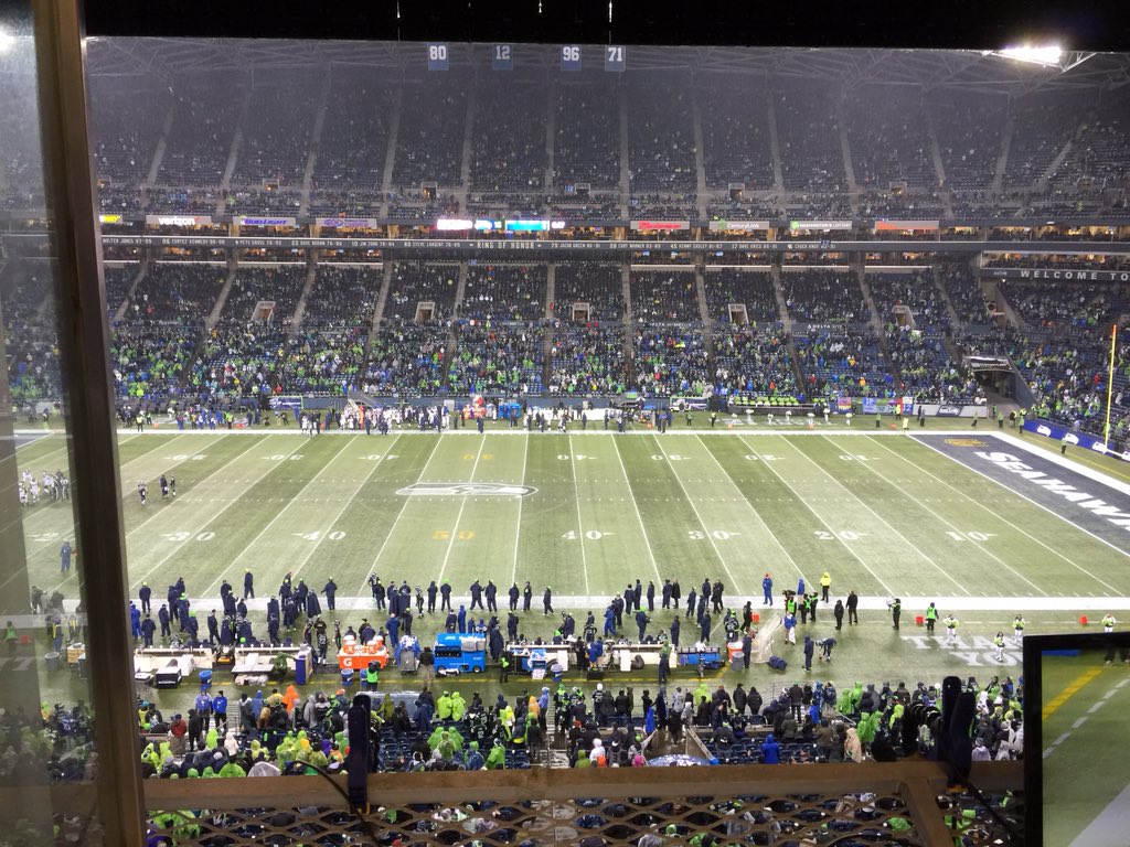 RamsRadio's tweet photo. Stunned crowd at the end of this one #Rams https://t.co/lsZIV5fXgh