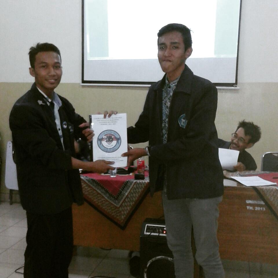 Serah terima Jabatan dari ketua lama (Puji Hari Apriyanto) kepada ketua yang baru (Ahmad Nabathi). ☺
Selamat !!