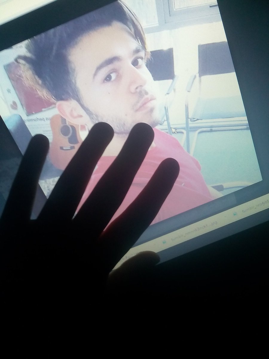 5SOSRixtonMix's tweet image. Everytime I see James Yammouni on my laptop screen..
