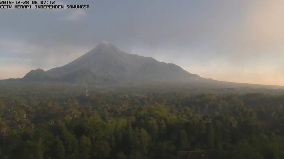 JogjaUpdate's tweet photo. MERAPI today from independet cam Balerante and Sawungsa
Dec 28, 06:07 / @LeopoldAdam https://t.co/WCIQ3Let8q