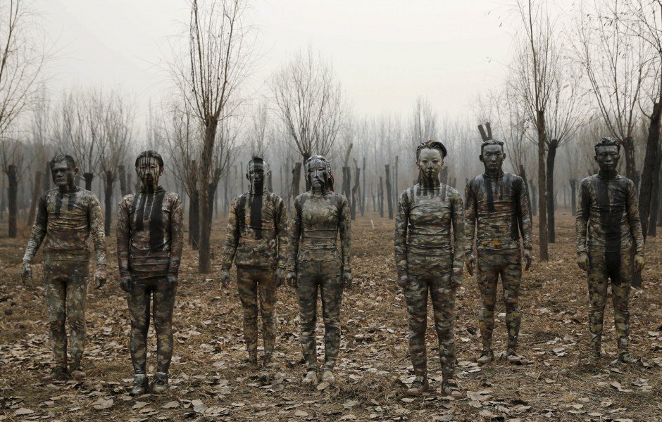 China_Matters's tweet photo. #Bodypainting &amp; #Environment #Activists :  #InvisibleMan makes #China #smog disappear. https://t.co/enpc9XkCgI https://t.co/OVoRAShqm6
