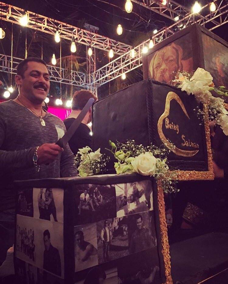 FeverFMOfficial's tweet photo. #InsideParty pics from #SalmanKhan's birthday bash. https://t.co/Mu11X8Nu5e