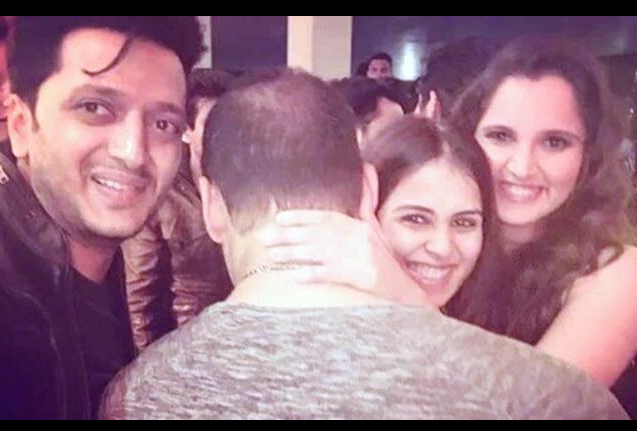FeverFMOfficial's tweet photo. #InsideParty pics from #SalmanKhan's birthday bash. https://t.co/Mu11X8Nu5e