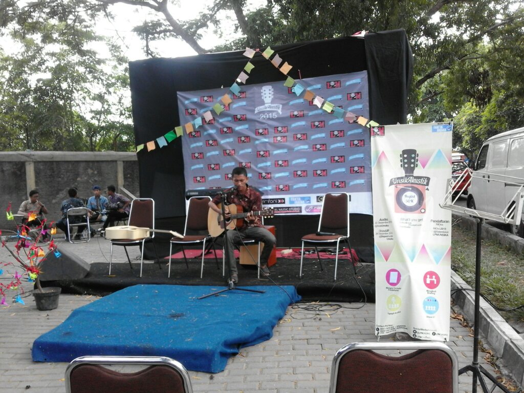 LPMRESONAN's tweet photo. Penampilan kedua UnsikAkustik dilanjutkan oleh #IkmalAlHusaini #UNSIKAKUSTIK2015 https://t.co/3ZOTonheOL