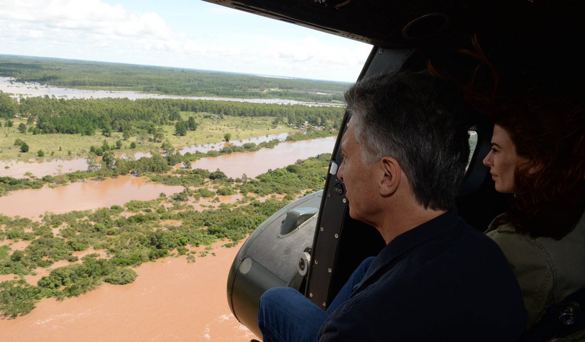 genteonline's tweet photo. Macri canceló sus vacaciones y viajó con Juliana Awada la zona de las #Inundaciones https://t.co/MHEzmxXfkI https://t.co/ckAP4ZsKQz