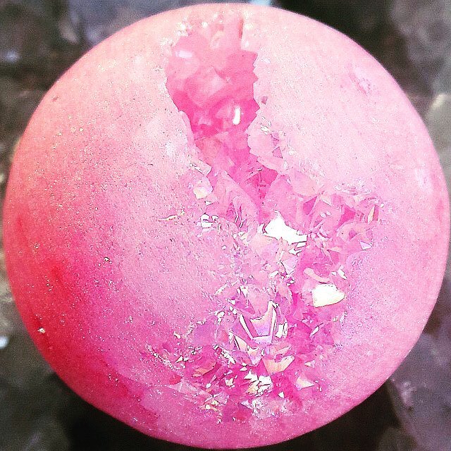 Glittergalactic's tweet image. I would love to live on this planet ..... #pink #pinksphere #pinkplanet #pinkcrystal #roun… ift.tt/1NJOd1a