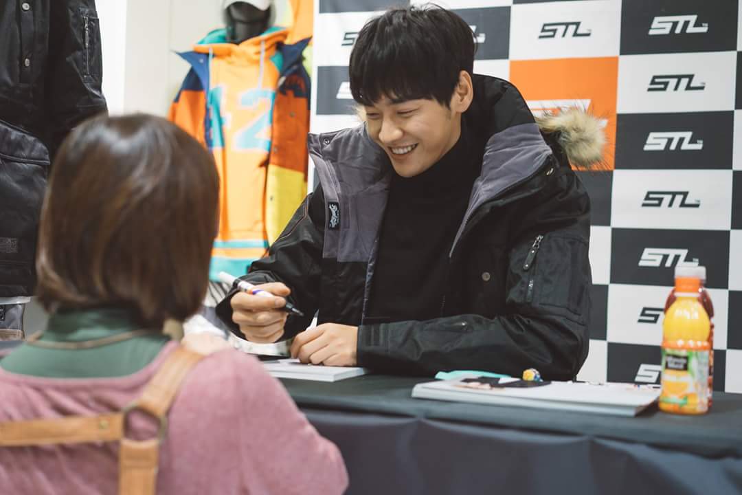 19870111dotcom's tweet photo. [YK/OFFICIAL] 151228 STL official FB update  #김영광 #kimyoungkwang #金英光  at 151119 STL fan sign. https://t.co/HUlZ4bCKW4