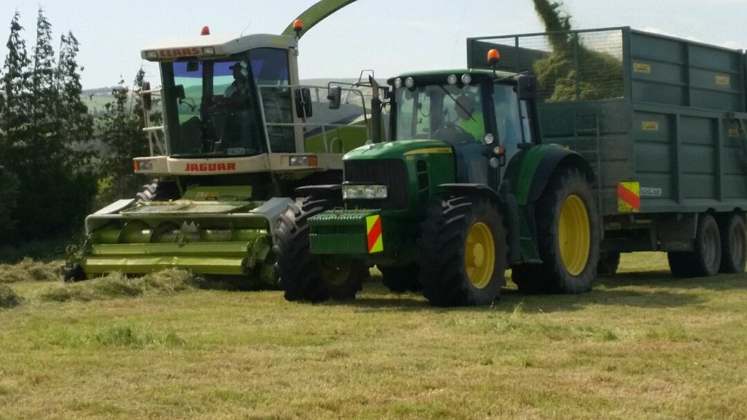 fairleigh_ag's tweet photo. Its all go for the @fairleigh_ag Harvesting division today.Great day to be @The_Grassmen #silage15 https://t.co/USFUmxDh3J