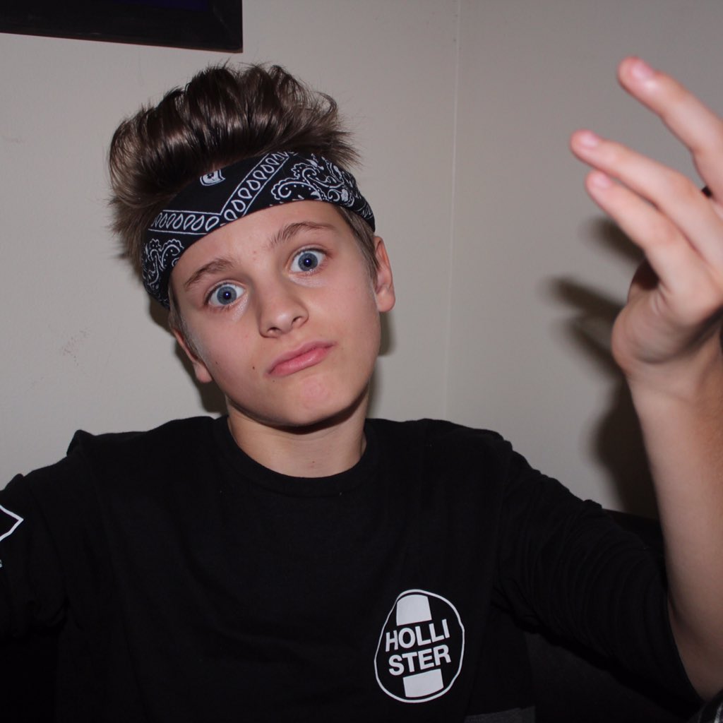 duhitzmark's tweet photo. Lazy day. Let's cuddle :))) https://t.co/NLN1dWvnWq
