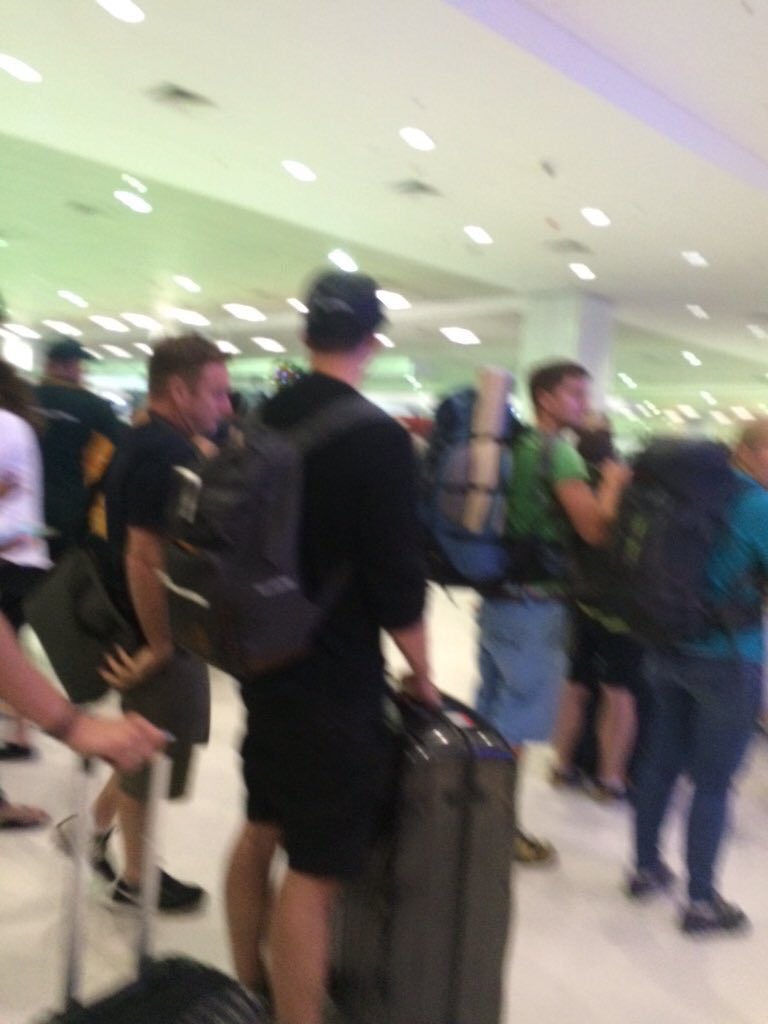 UpdatesInMedia's tweet photo. Calum at the Sydney airport | December 28th | @milomalum #VideoMTV2015 5 Seconds of Summer https://t.co/hj8ehbE98q