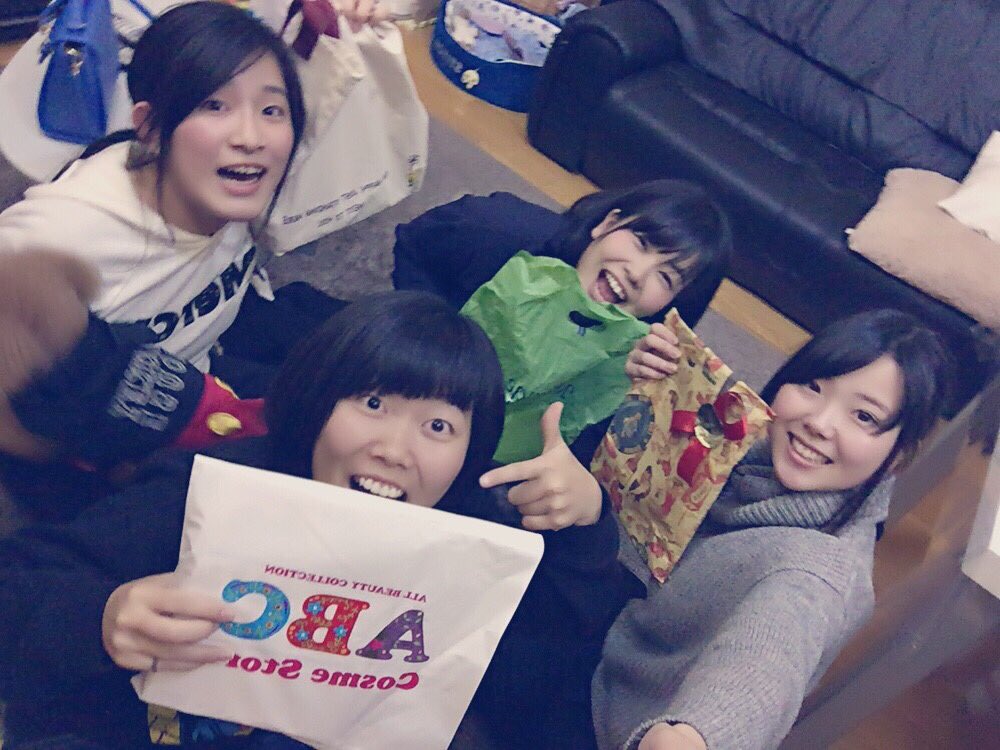 L7ukrTr's tweet photo. 楽しかった遅めのクリスマスパーティー♡♡♡鈴菜の家広すぎ((((；ﾟДﾟ))))))) #EF女子 https://t.co/QXpe3w66wM