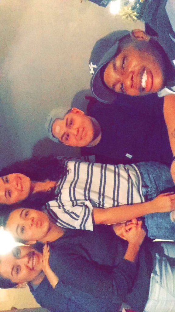 Onyeik's tweet photo. 12:38pm dec28th .. Like we never changed 😭 https://t.co/eSrqzKm4K1