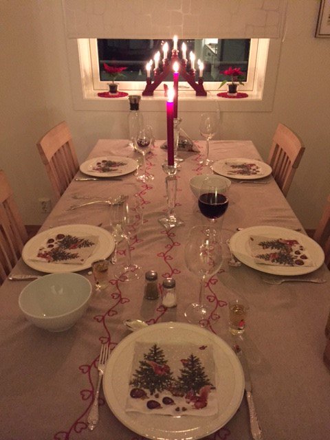 NorwayinJapan's tweet photo. ノルウェーから食レポ便りがとどきました。食卓を飾る羊肉の#pinnekjøttはクリスマス定番料理のひとつ。 https://t.co/zvCuJ9zcMb