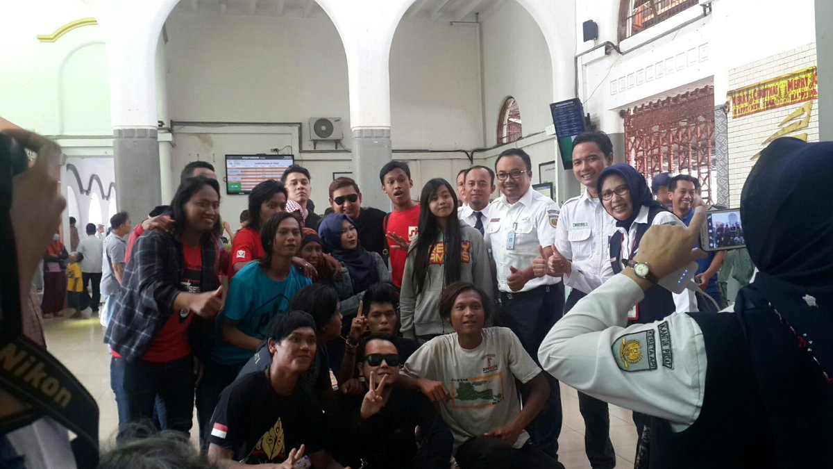 KAI121's tweet photo. Saat tiba di Cirebon, #DutaKeretaApi ST12 disambut oleh para penumpang, yang sedang berada di stasiun #TrainToJava https://t.co/Z6HIIsMBgW