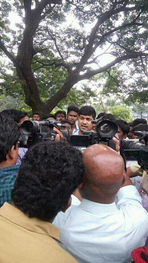 YTpraveenkanna's tweet photo. Maas na ithaan mass! @hariharannaidu
#FansProtestForSTR @STRFans #Simbu @iam_str https://t.co/NAv6jEUmzC
