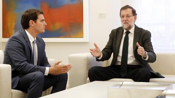 oocpoliticos's tweet photo. -Mira, Albert, te pones así y dices "SOY UN ROBOT. VENGO A EXTERMINAROS"
-Mariano, me das miedo https://t.co/qwFWJk6hUa