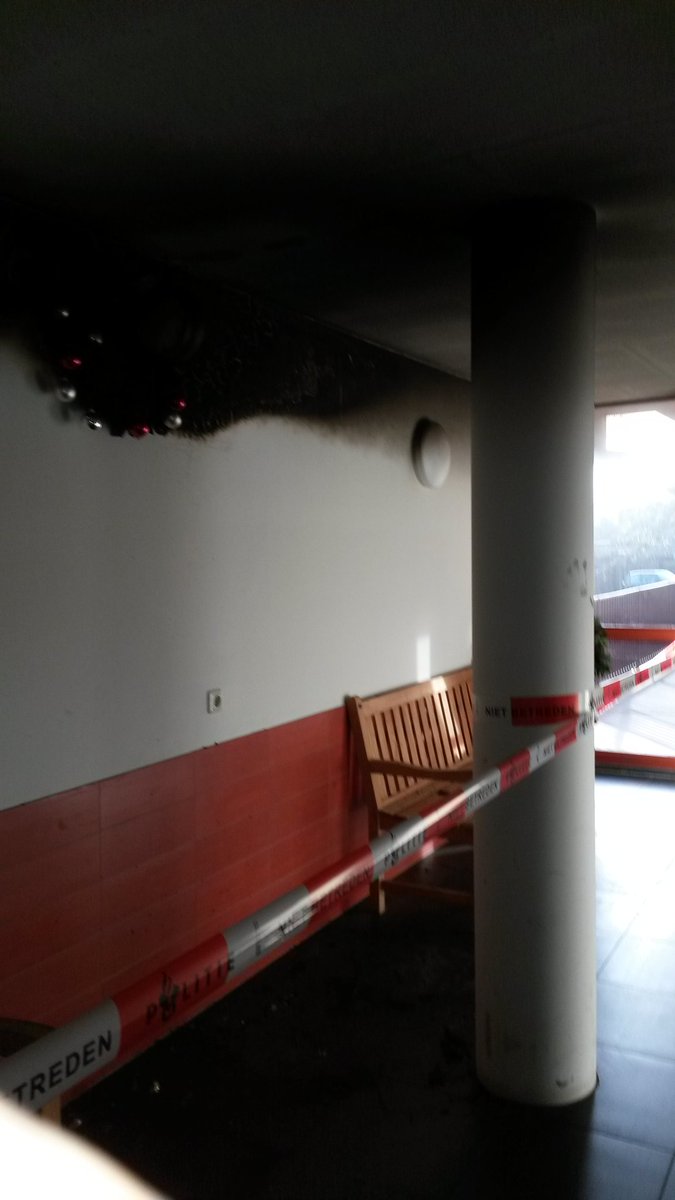 Zo, dit was derde kerstdag in ons mooie appartementencomplex!! Kerstboom waarschijnlijk met opzet in Brand gestoken.