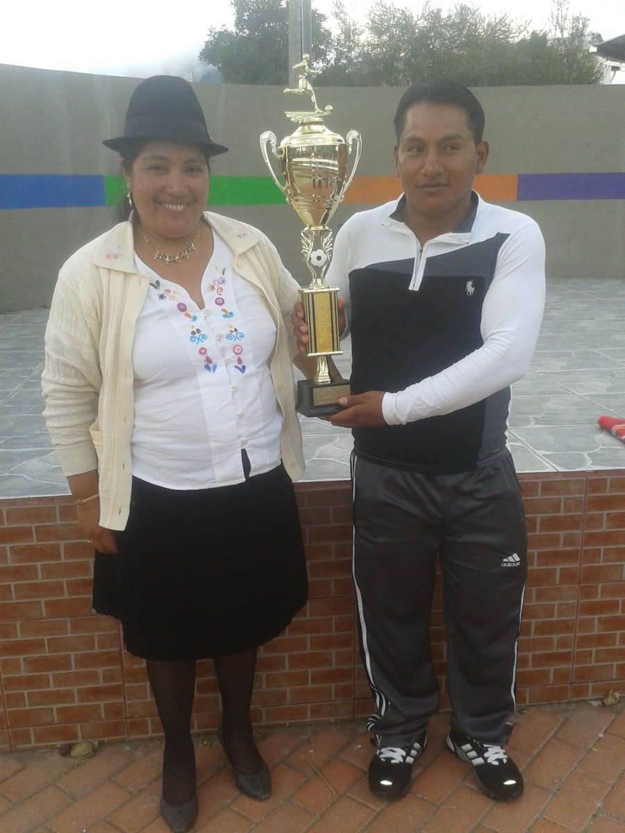 JToaq's tweet photo. #Anita Vega con el Trofeo de Campeones,  junto a otro Integrante de Club Rumiñahui... https://t.co/99zMcUeU20