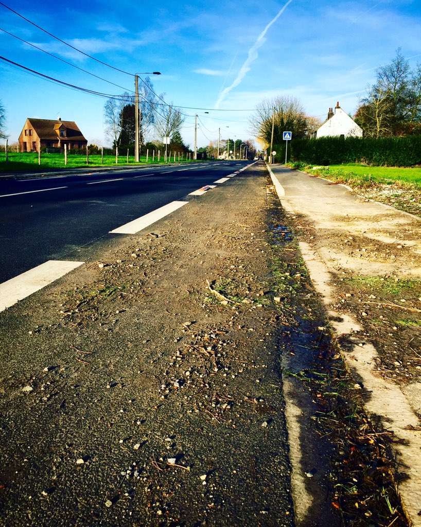 cedvasseur's tweet photo. Ces Pistes cyclables sont inutiles &amp; dangereuses ... @nordpasdecalais @jhoussin  #Verlinghem #securiteroutiere https://t.co/tAbwyeOX4F