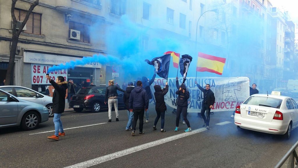 HogarSocial_'s tweet photo. Militantes del HSM protestan en la sede del PSOE durante la reunión del Comité Federal https://t.co/fFt3Xbe14G