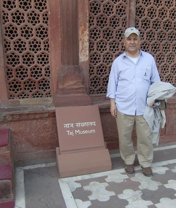 Htemiztuerk's tweet photo. On behalf of all #Lovers my small gift/donation for #TajMuseumAgraIndia as an symbol for #interdialog understanding https://t.co/Q2QxWMUxic