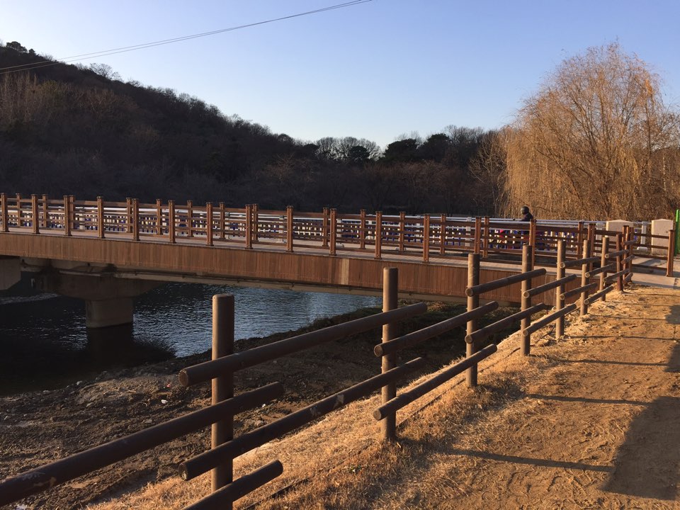 안녕하세요!
그동안 서호공원(화서동)을 찾으시는 시민여러분이 새싹교(다리)를 이용하시면서 공간이 좁아 사고 발생위험이 있다는 의견을 반영해 안전한 인도교를 새로 만들었습니다!! 인도교를 많이많이 이용해주세요~