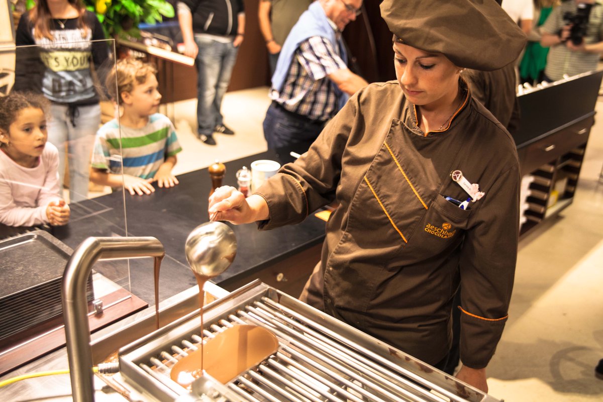 AeschbachChoco's tweet photo. At #AeschbachChocolatier's #ChocoStudio you can see how #chocolate bars are manufactured and create them yourself! https://t.co/e9MAFYdz52