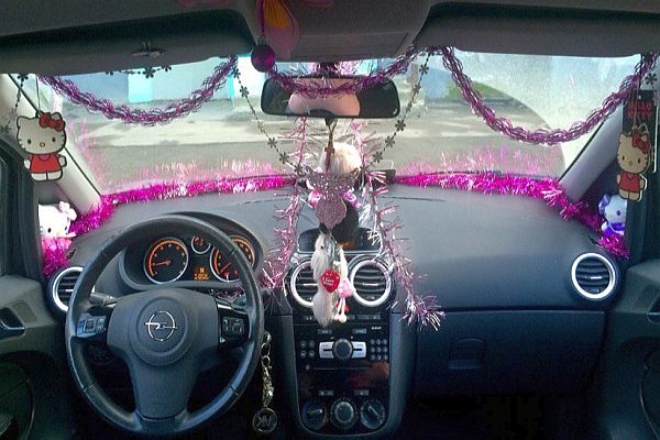 Украшения салона авто новый год. Тойота рав 4 с красным салоном. Новогодний декор автосалона. Украшение автосалона шарами. Автосалон новый год.