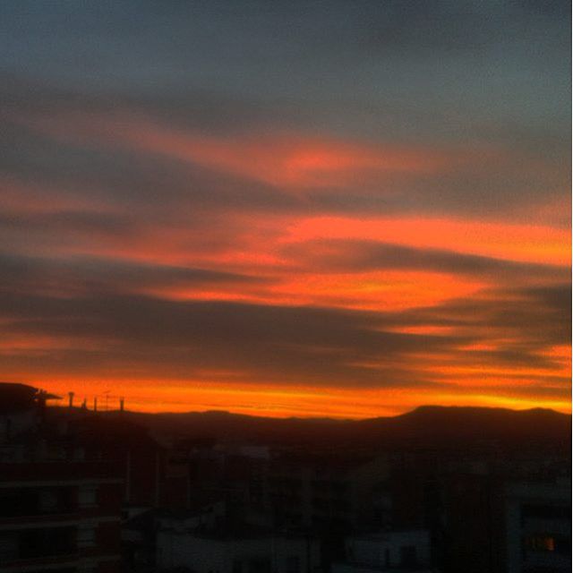 Una de les postes de sol més rogents d'aquest final d'any, captada per la Roser. instagram.com/bujaldon.merca…