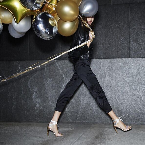 StuartWeizman's tweet photo. Time to shine. #MerryChristmas #HappyHoliday #NewYearsEve 
Stuart Weitzman https://t.co/rlnBt1IDzh https://t.co/z0mH0Fd0VN